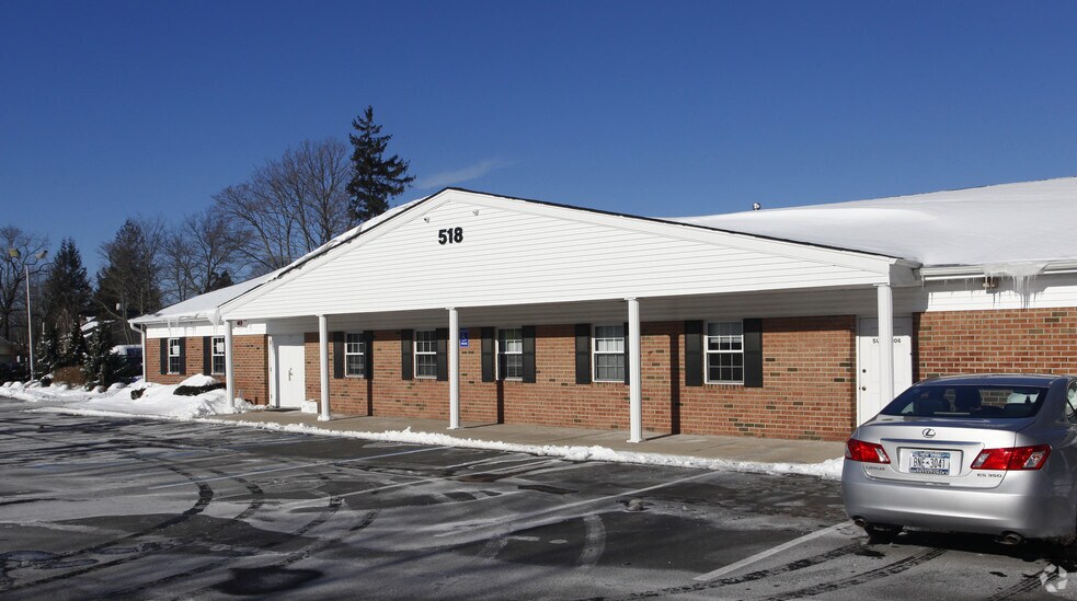 524 E Main St, Riverhead, NY à louer - Photo du bâtiment - Image 2 de 10