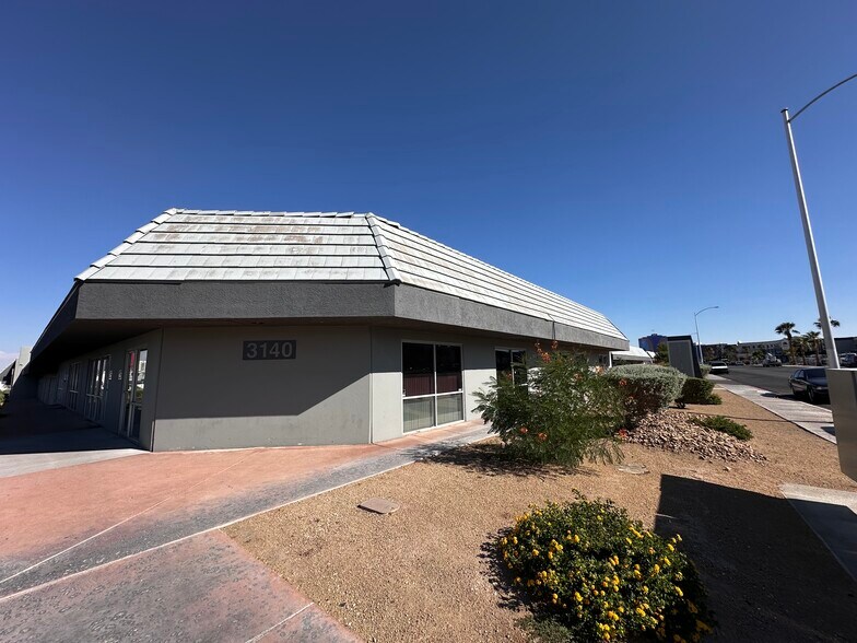 3140 Polaris Ave, Las Vegas, NV à louer - Photo du bâtiment - Image 3 de 12