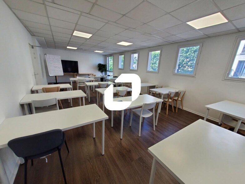 Bureau dans Ivry-sur-Seine à louer - Photo du bâtiment - Image 1 de 22