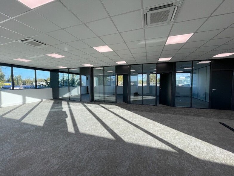 Office in Villeneuve-la-Garenne for lease - Building Photo - Image 1 of 10
