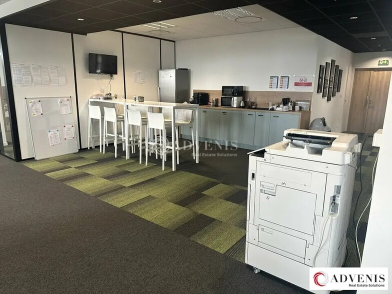 Office in Lesquin for lease - Building Photo - Image 2 of 10