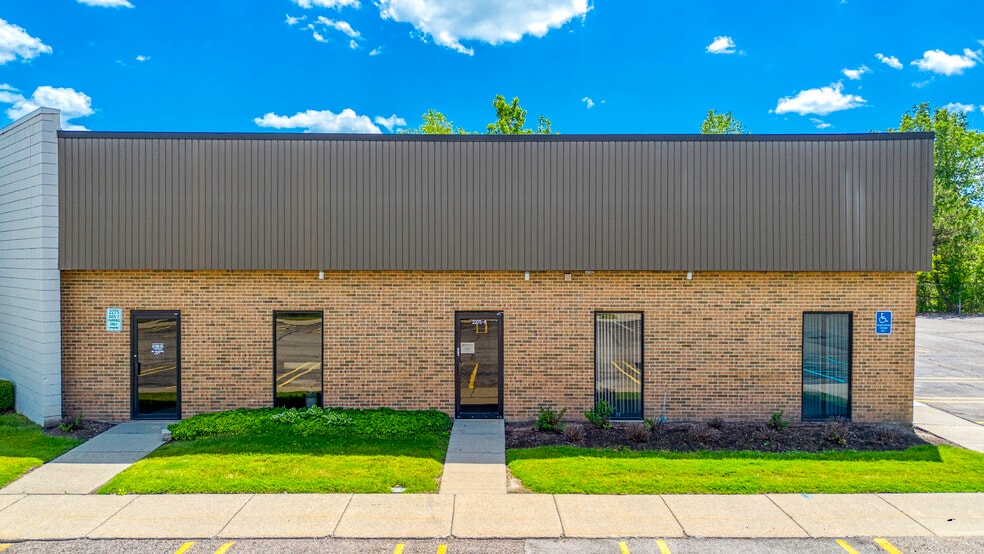 2275 N Opdyke Rd, Auburn Hills, MI for lease - Building Photo - Image 2 of 8