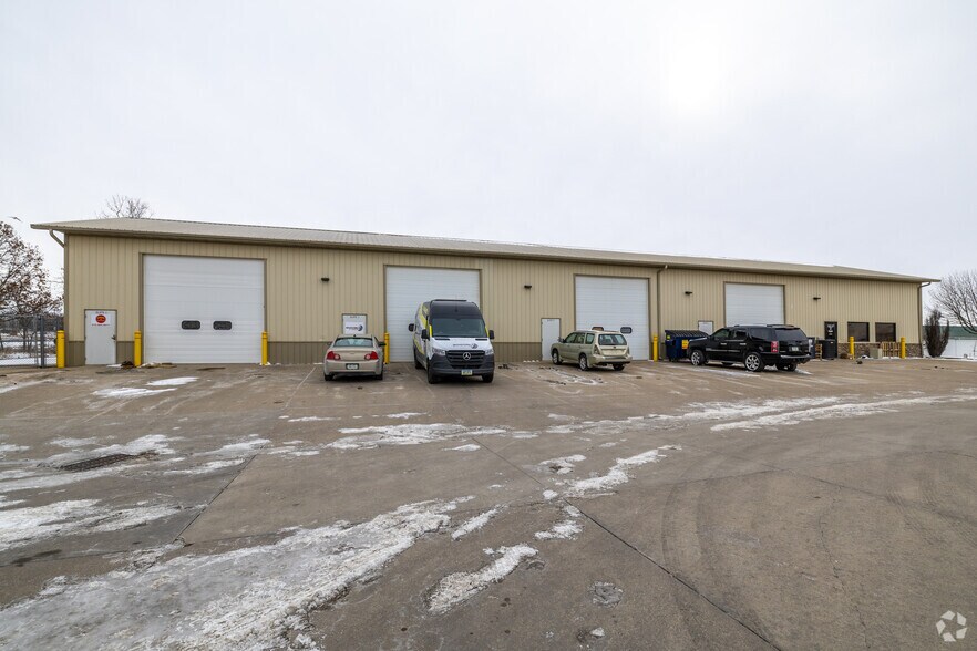 5485 NE 17th St, Des Moines, IA à louer - Photo du bâtiment - Image 2 de 2