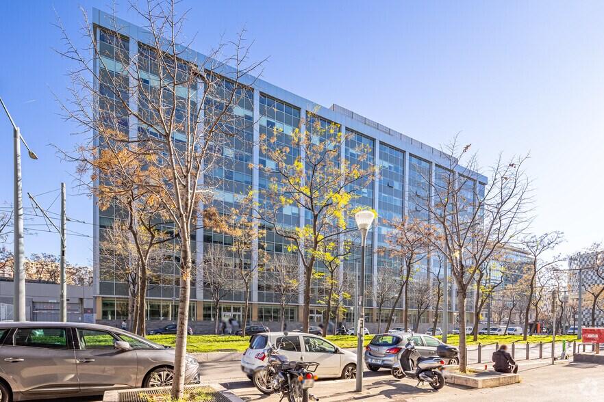 Office in Marseille for lease - Building Photo - Image 2 of 4