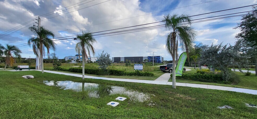 18900 Pines Blvd, Pembroke Pines, FL for sale - Primary Photo - Image 3 of 18