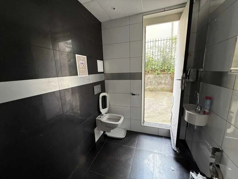 Commerce de détail dans Paris à louer - Photo du bâtiment - Image 3 de 5