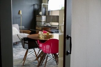 689 Central Ave, Saint Petersburg, FL for lease Interior Photo- Image 1 of 4