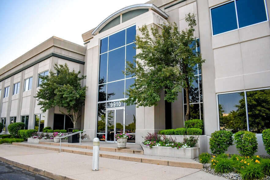 9910 DuPont Circle Dr E, Fort Wayne, IN à louer - Photo du bâtiment - Image 1 de 5