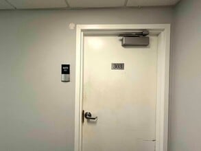 2727 E Oakland Park Blvd, Fort Lauderdale, FL for lease Interior Photo- Image 1 of 10