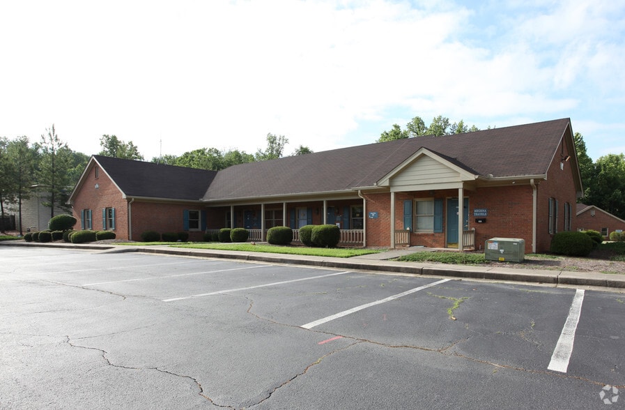 690 Hillcrest Rd, Lilburn, GA for lease - Building Photo - Image 2 of 4