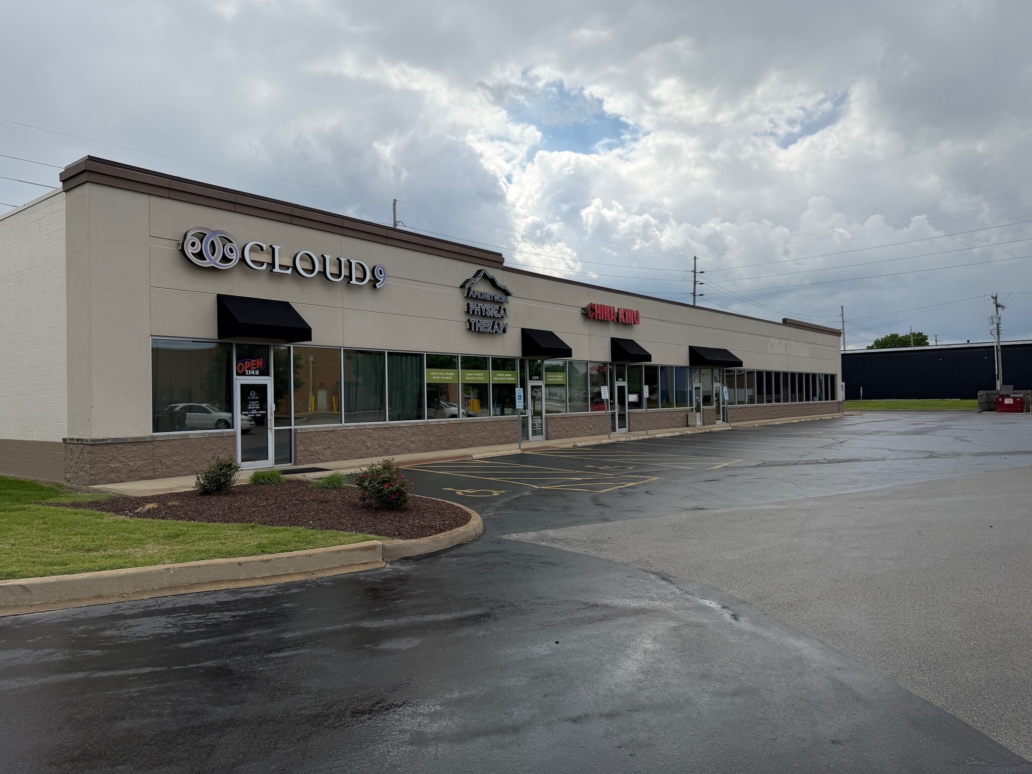 1126-1144 Vaughn Rd, Wood River, IL for lease Primary Photo- Image 1 of 9