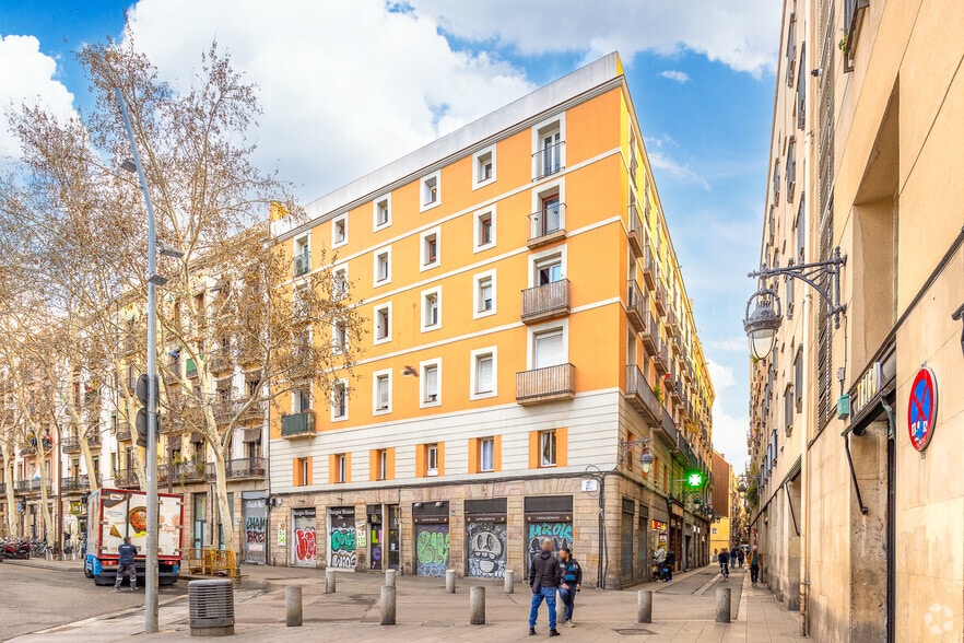 Immeuble residentiel dans Barcelone, Barcelona à vendre - Photo principale - Image 1 de 2