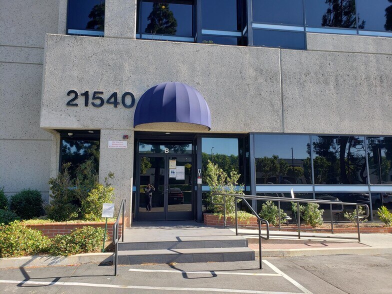 21540-21622 Plummer St, Chatsworth, CA for lease - Primary Photo - Image 1 of 6