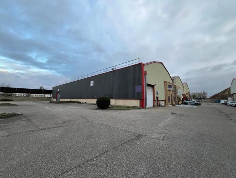 Flex dans Vénissieux à louer - Photo du bâtiment - Image 2 de 10