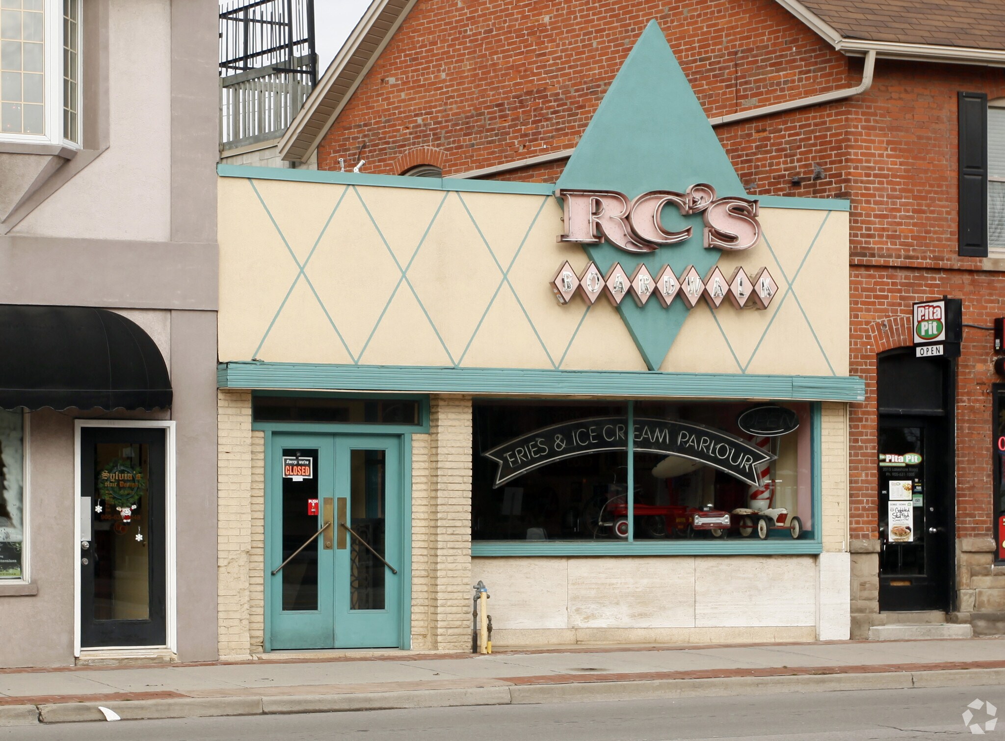 2013 Lakeshore Rd, Burlington, ON for sale Primary Photo- Image 1 of 1