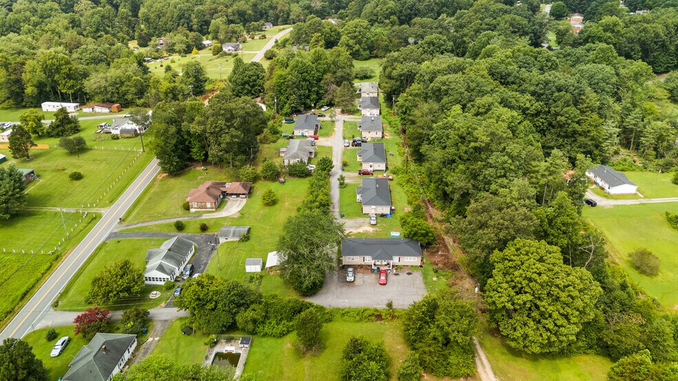 3346 Clay Apartments Ct, Lenoir, NC à vendre - Photo du bâtiment - Image 3 de 43