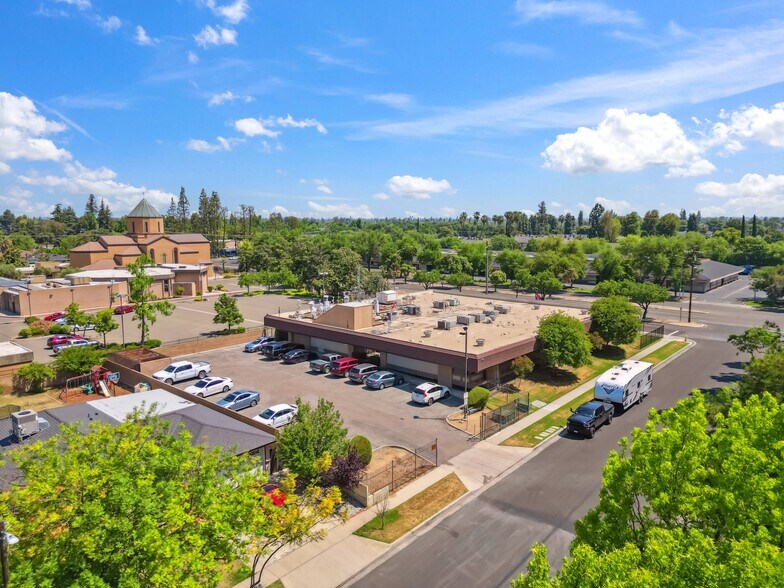 3727 N 1st St, Fresno, CA à vendre - Photo du bâtiment - Image 3 de 43