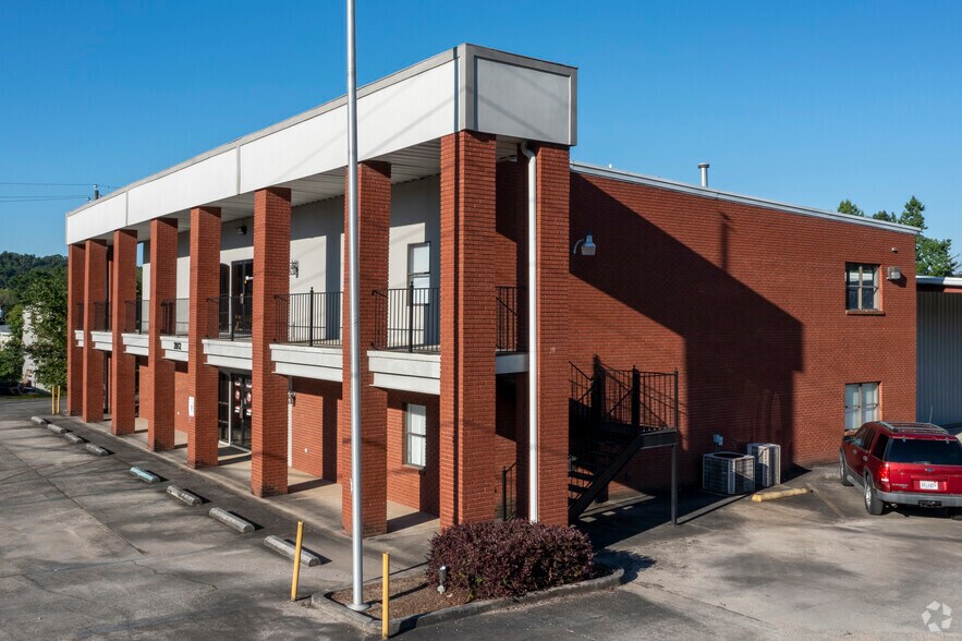 2012 Old Montgomery Hwy, Birmingham, AL à louer - Photo du bâtiment - Image 2 de 4