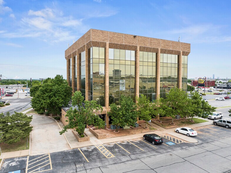 5929 N May Ave, Oklahoma City, OK à vendre - Photo du bâtiment - Image 2 de 5