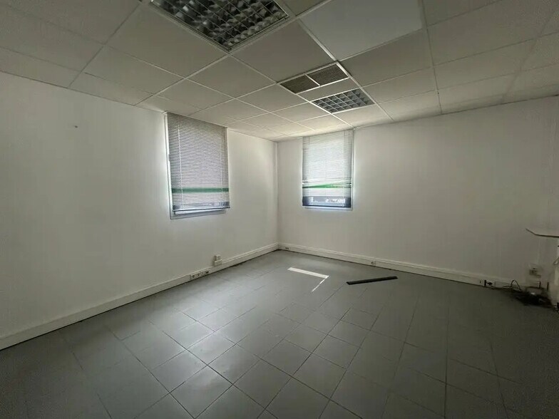 Office in Graveson for lease - Interior Photo - Image 2 of 6