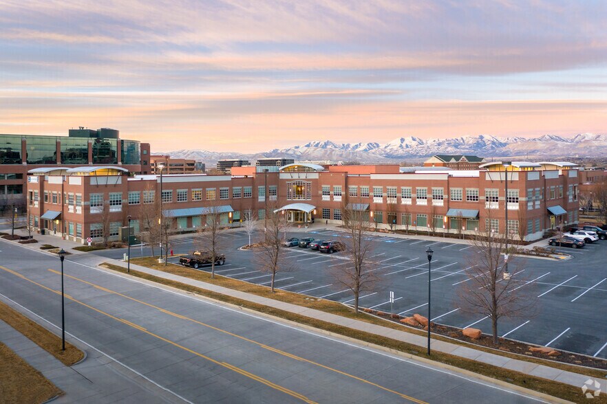 126 W Sego Lily Dr, Sandy, UT à vendre - Photo du bâtiment - Image 1 de 6