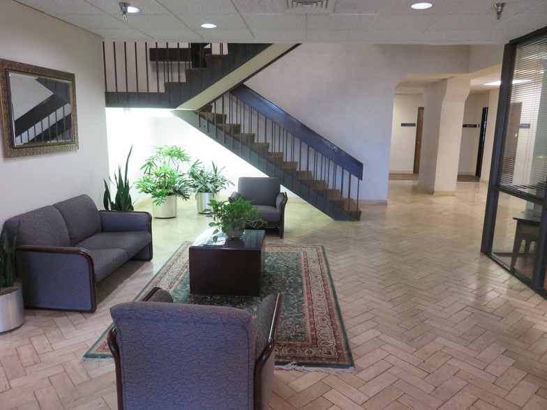 5608 Malvey Ave, Fort Worth, TX for lease - Lobby - Image 2 of 7