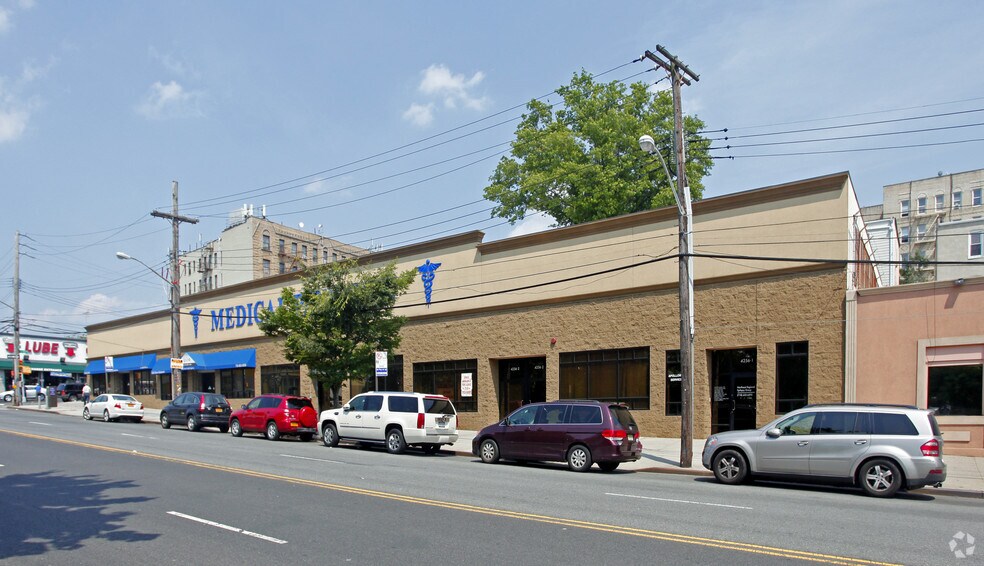 4256-4260 Bronx Blvd, Bronx, NY à louer - Photo du bâtiment - Image 2 de 2