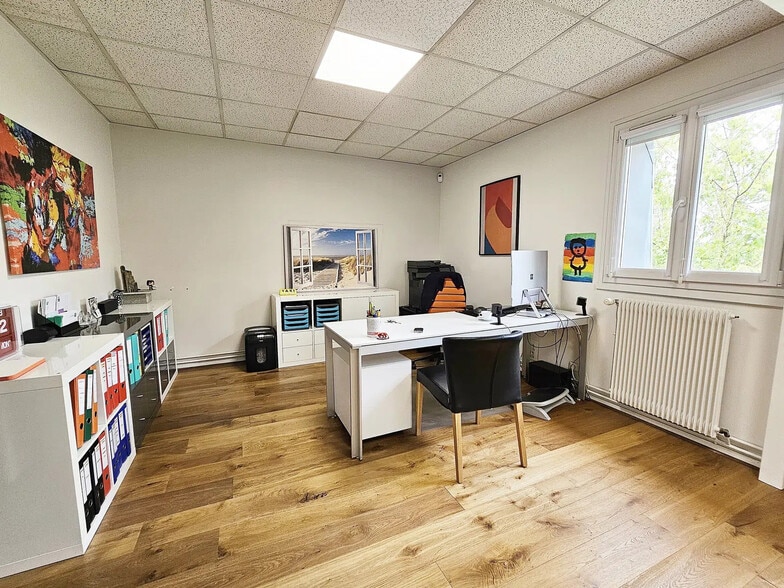 10 Avenue Du Général De Gaulle, Pontault-Combault for lease - Interior Photo - Image 3 of 8