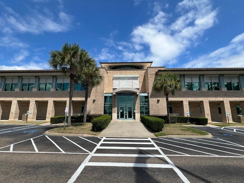 1002 Arthur Dr, Lynn Haven, FL à vendre - Photo du bâtiment - Image 2 de 18