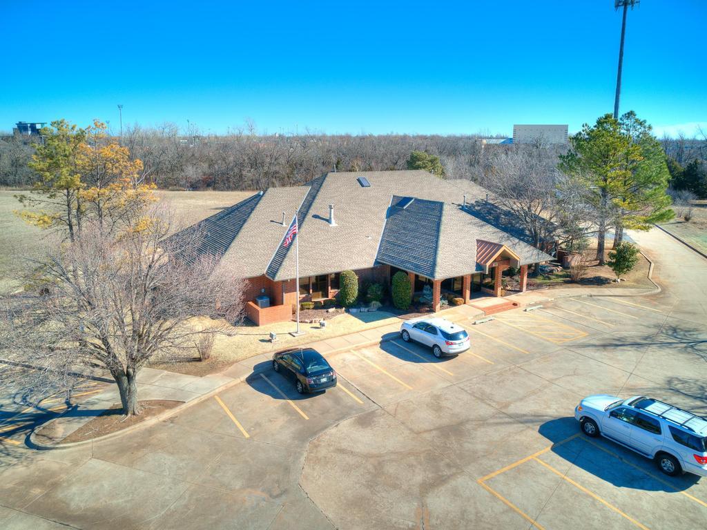 1220 S Santa Fe Ave, Edmond, OK à louer Aérien- Image 1 de 8