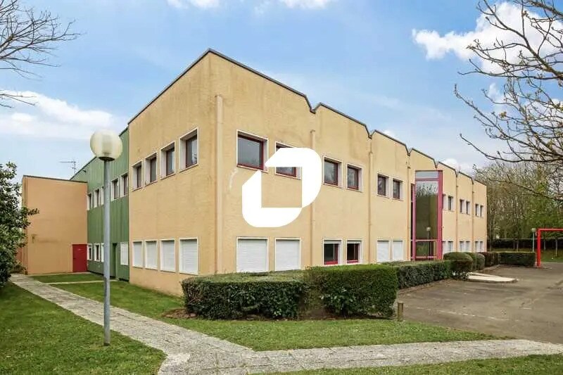 Office in Trappes for lease - Building Photo - Image 1 of 40