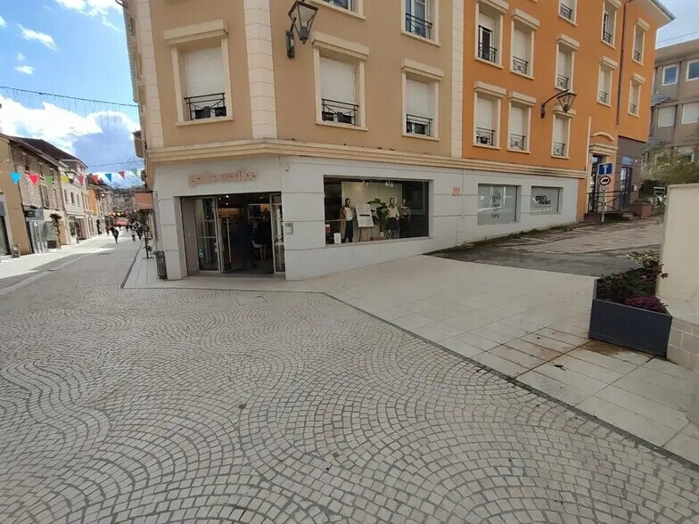 Commerce de détail dans Bourgoin-Jallieu à vendre - Photo du bâtiment - Image 1 de 8