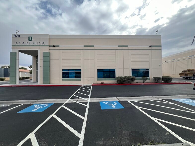 6630 Surrey St, Las Vegas, NV à vendre - Photo du bâtiment - Image 2 de 9