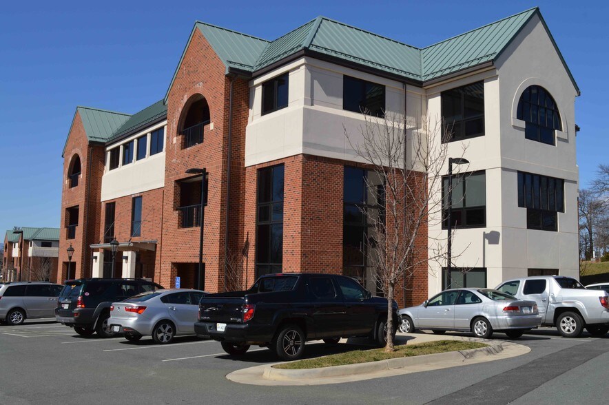 943 Glenwood Station Ln, Charlottesville, VA à vendre - Photo du bâtiment - Image 2 de 33