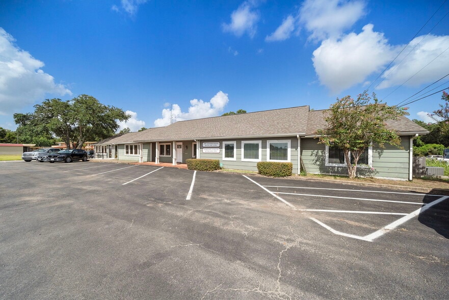 1609 N Richmond Rd, Wharton, TX for sale - Building Photo - Image 3 of 50