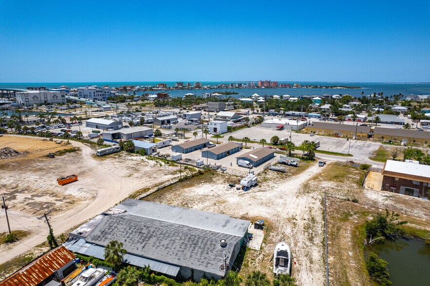 870 Buttonwood Dr, Fort Myers Beach, FL à vendre - Photo du bâtiment - Image 2 de 32