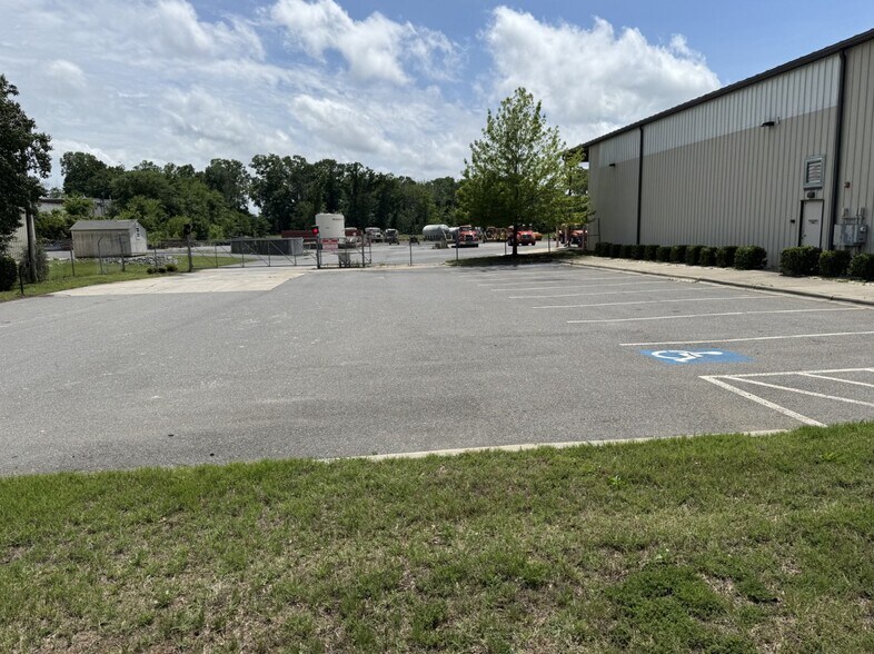 10306 Industrial Dr, Pineville, NC à vendre - Photo du bâtiment - Image 2 de 3