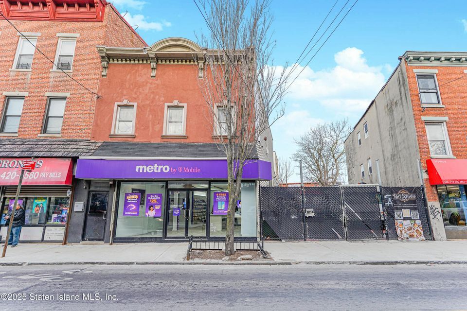 587-591 Bay Street portfolio of 2 properties for sale on LoopNet.ca Primary Photo- Image 1 of 27