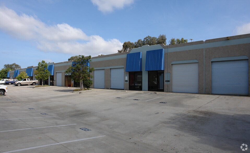 9885 Mesa Rim Rd, San Diego, CA à louer - Photo du bâtiment - Image 3 de 4