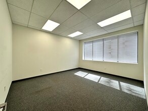 1320 Lincoln Ave, Holbrook, NY à louer Photo intérieure- Image 2 de 3