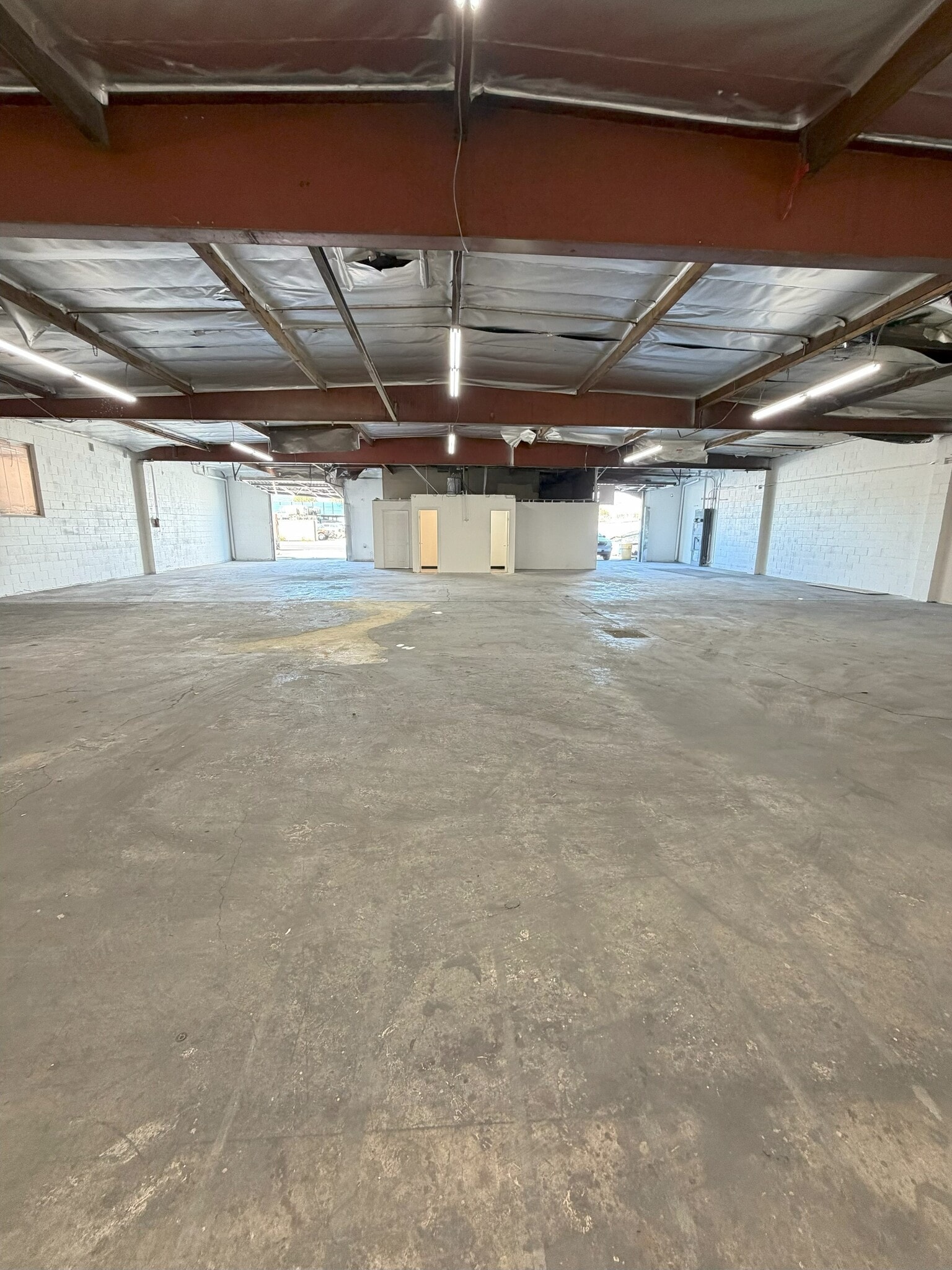 21600 Osborne St, Chatsworth, CA for lease Interior Photo- Image 1 of 3