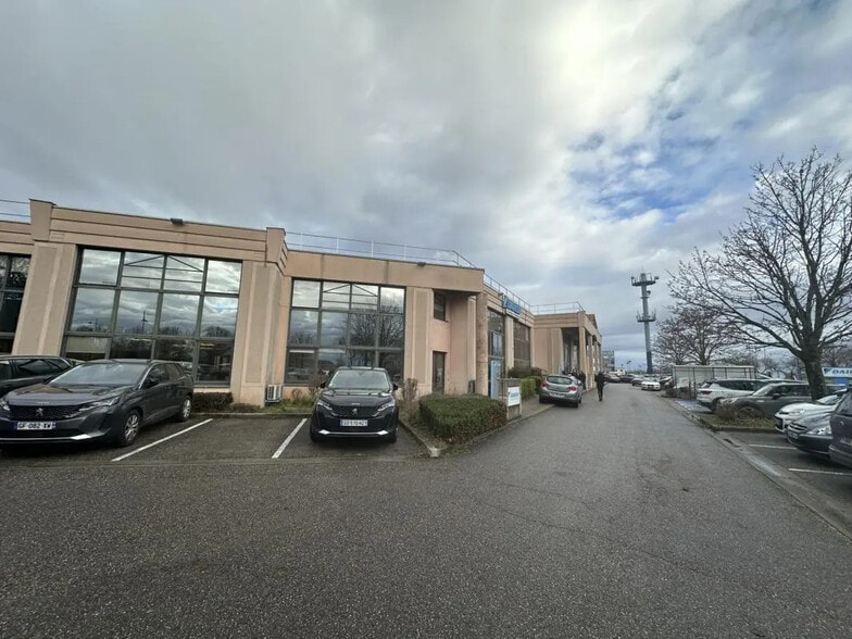 30 Rue Du 35eme Regiment D'Aviation, Bron à louer - Photo du bâtiment - Image 2 de 31