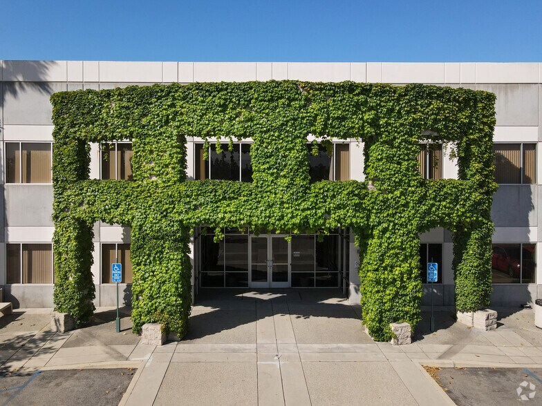 9130 Anaheim Pl, Rancho Cucamonga, CA à louer - Photo du bâtiment - Image 2 de 5