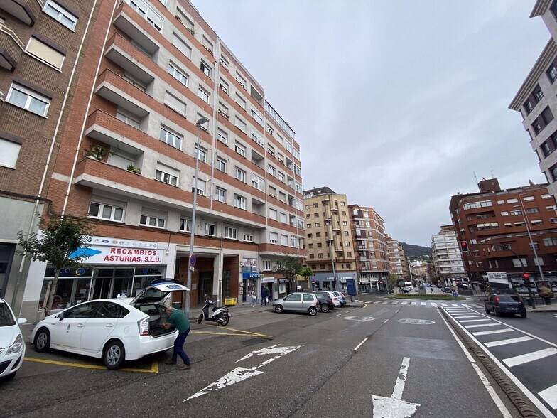Calle de Alejandro Casona, 28, Oviedo, Asturias for sale - Building Photo - Image 2 of 7