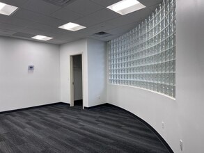 532 Broadhollow Rd, Melville, NY à louer Photo intérieure- Image 2 de 6