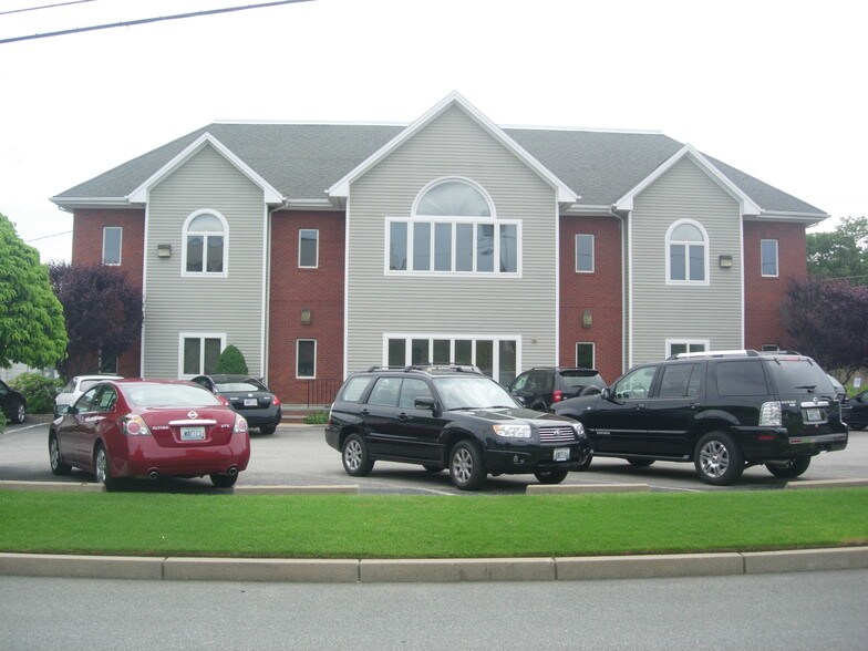 240 Chestnut St, Warwick, RI à louer - Photo du bâtiment - Image 1 de 4