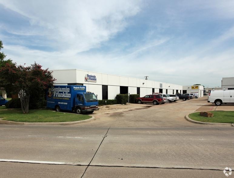 1911 Old Denton Rd, Carrollton, TX for lease - Primary Photo - Image 1 of 3