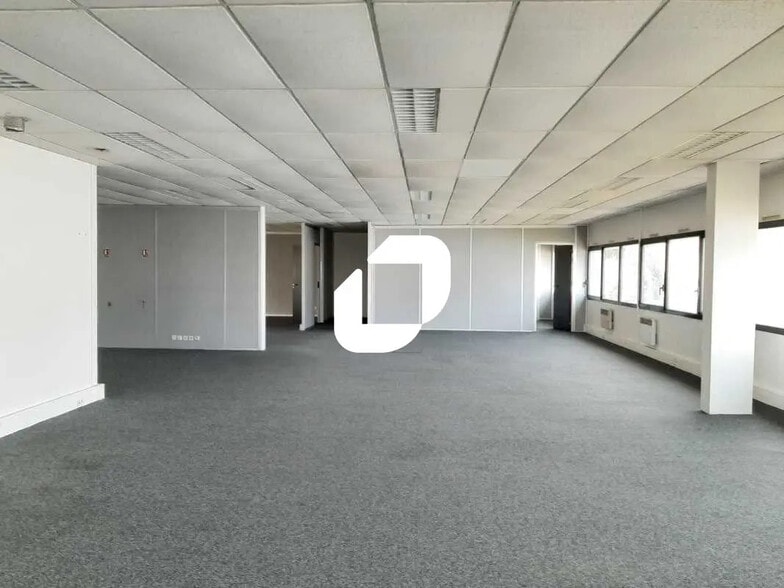 Office in Plaisir for lease - Building Photo - Image 2 of 17