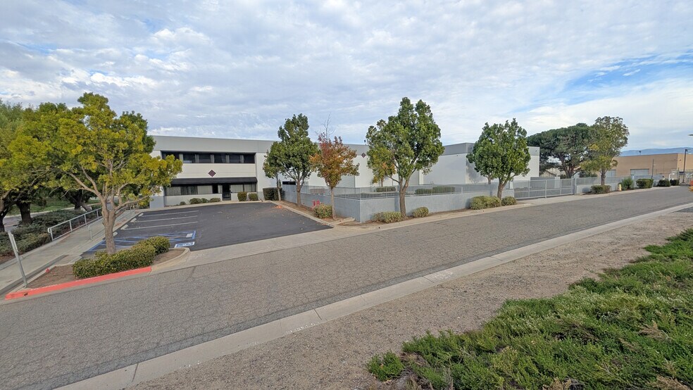 42445 Avenida Alvarado, Temecula, CA à louer - Photo du bâtiment - Image 2 de 13