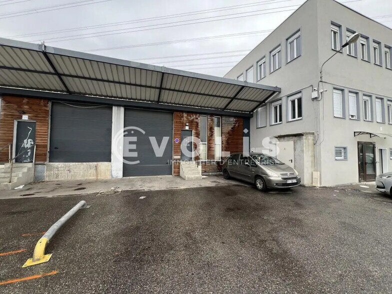 Flex in Saint-Priest for lease - Building Photo - Image 1 of 6